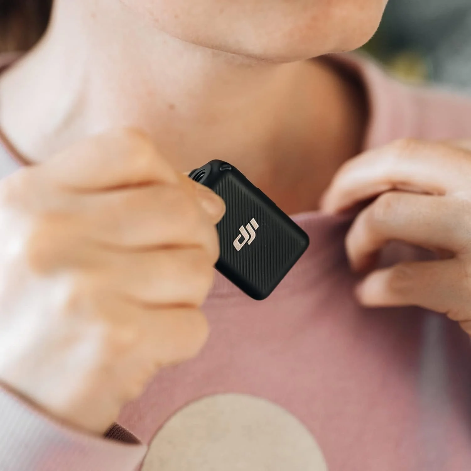 DJI Mic (1 TX + 1 RX): Micrófono Inalámbrico Lavalier Ultra-Ligero, Rango de 250m y 14 Horas de Grabación - Image 6
