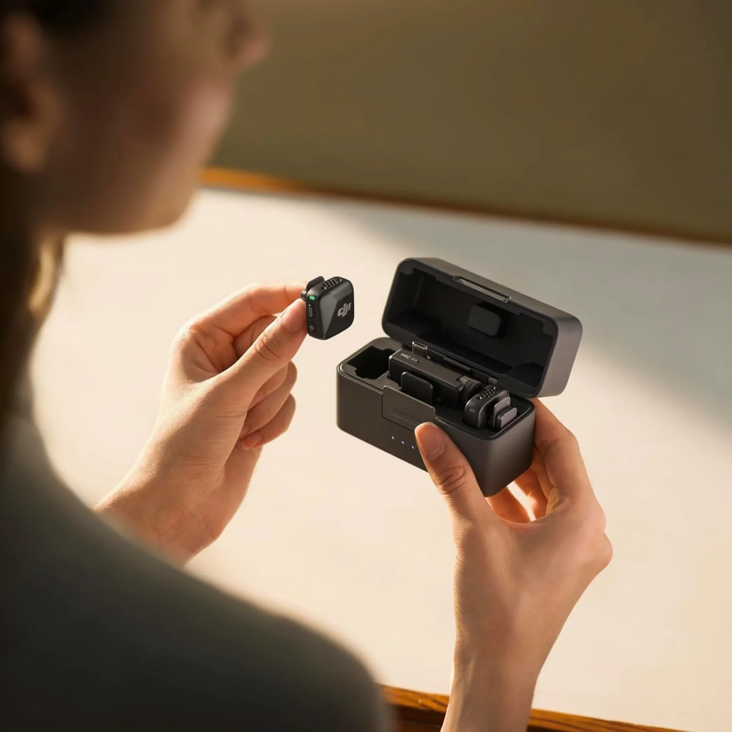 DJI Mic Mini: Micrófono Inalámbrico Lavalier Ultraligero, 48 Horas de Batería, ANC y 2 Micrófonos Deco Gear Adicionales - Image 7